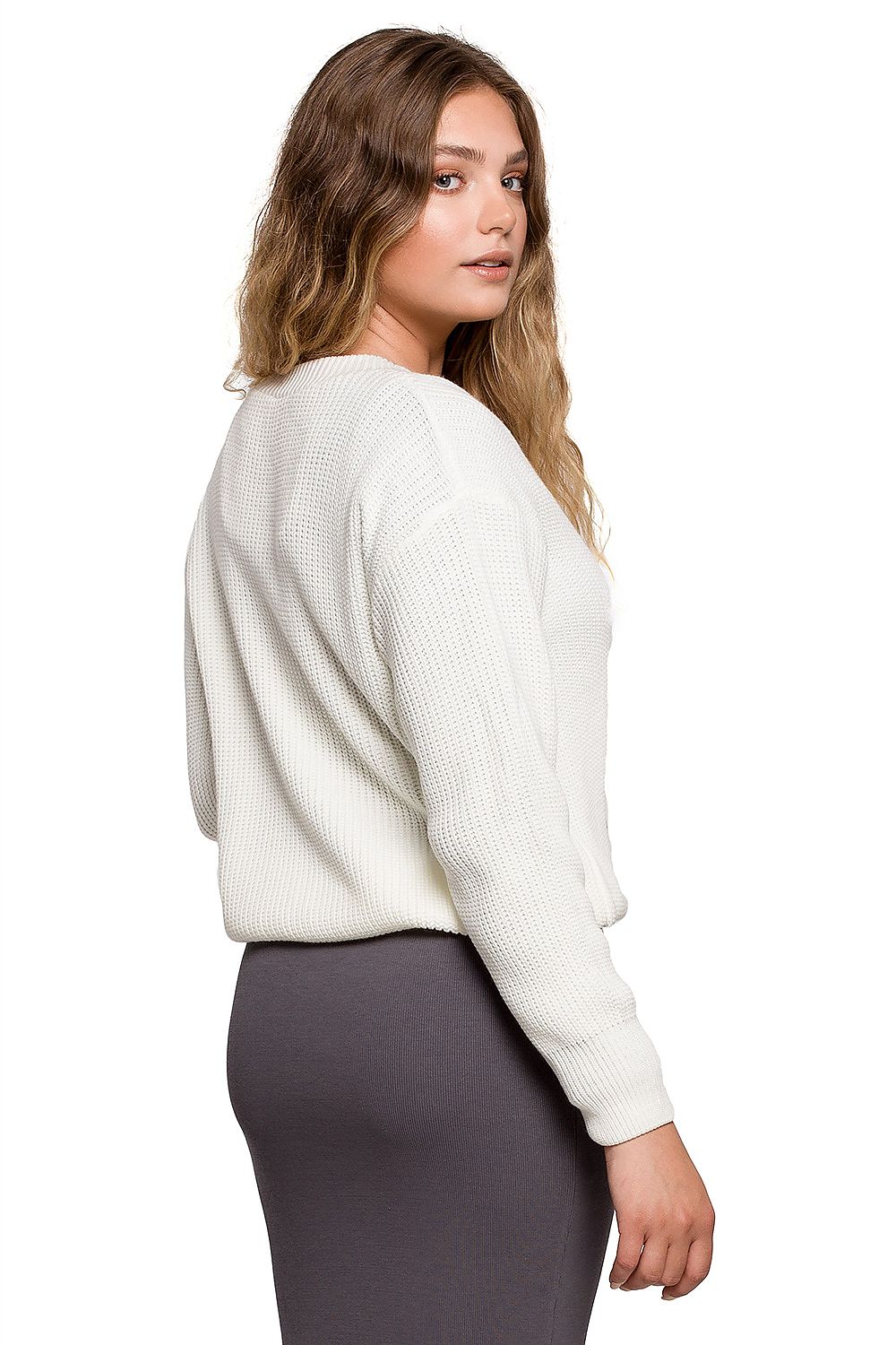 Model wearing Pulóver 157589 BE Knit, classic oversize sweater with V-neck; ideal for autumn warmth, in ivory, back view.