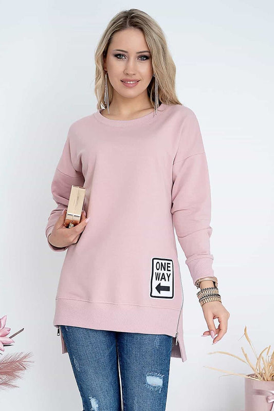 Woman wearing Szabadidőfelső model 158257 Hajdan pink sweatshirt with one-way patch, showcasing trendy casual style with jeans.