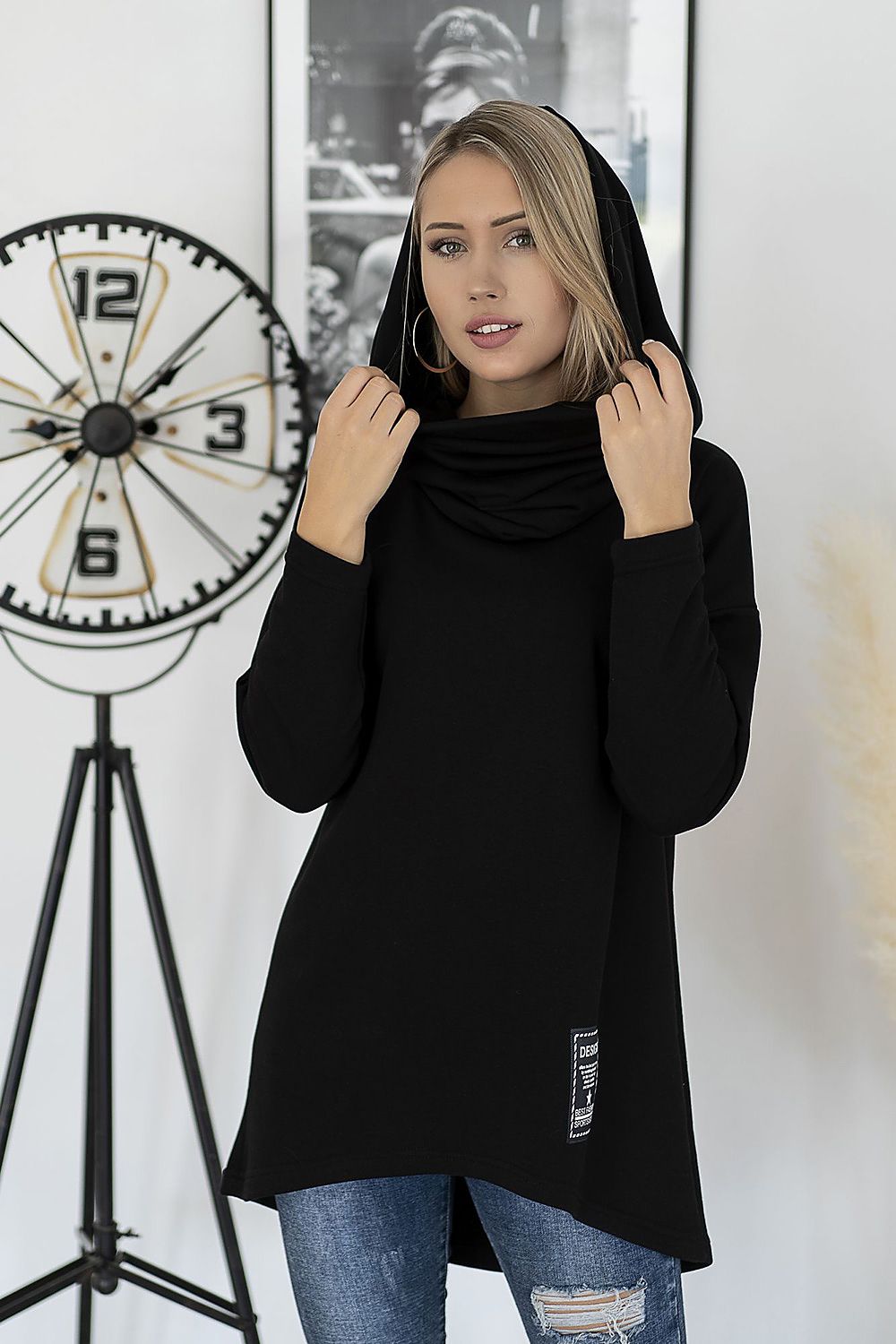 Model wearing black Szabadidőfelső pullover with versatile hood, stylish and cozy in a modern setting. Made in Poland, high-quality cotton.