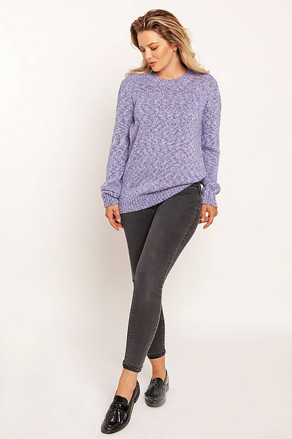 Woman wearing a purple melange pullover with simple cut and round neckline, paired with dark skinny jeans and black shoes, perfect for fall-winter.