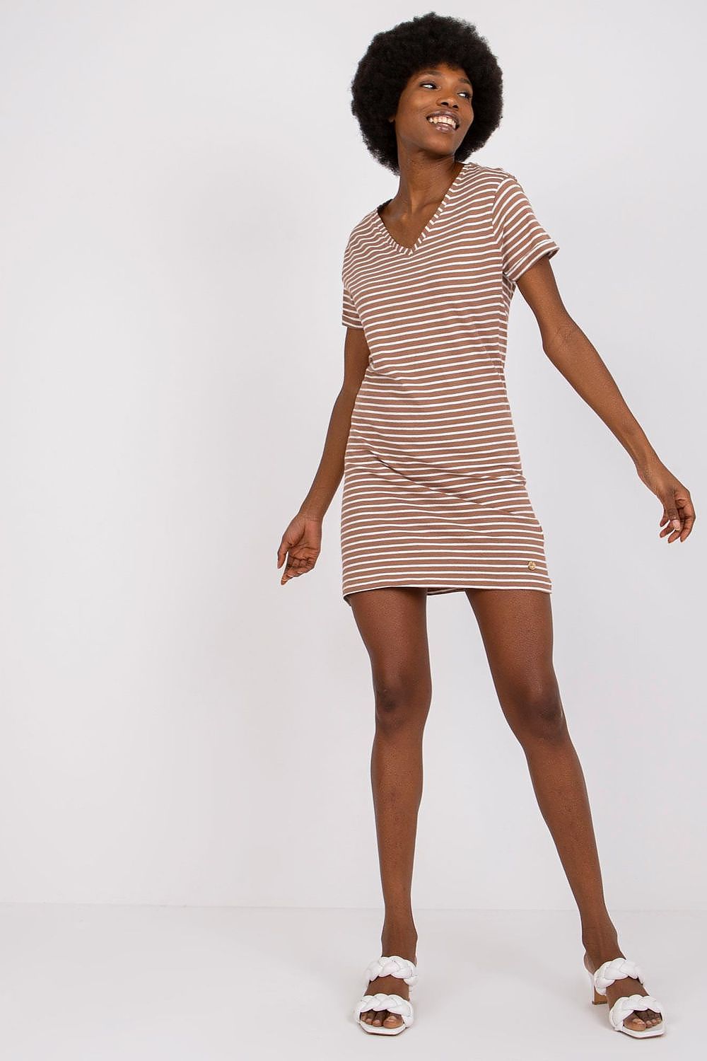 Woman wearing a casual short-sleeve striped summer dress, ideal for everyday wear, made from 100% cotton. Perfect for warm days.